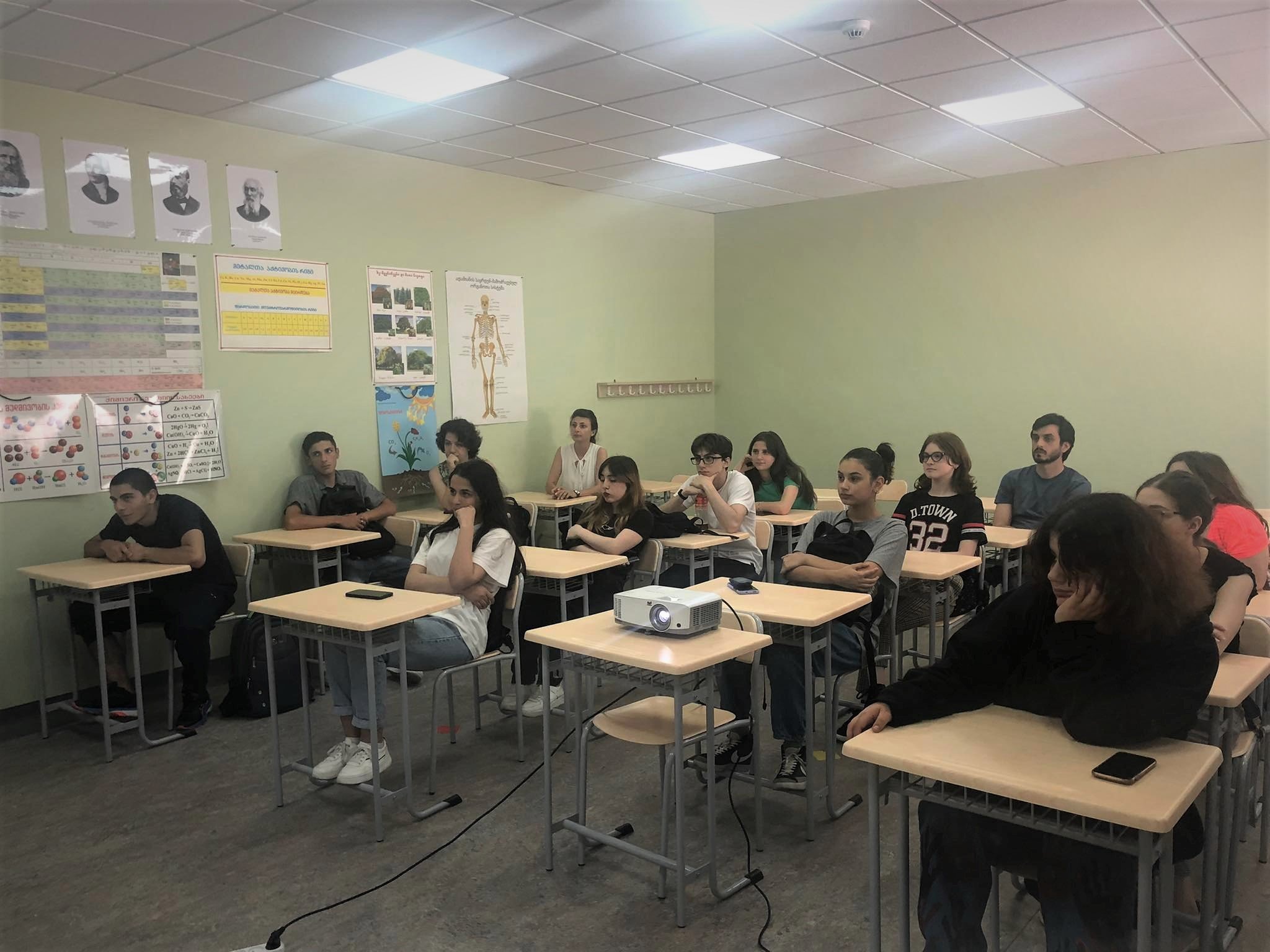 საინფორმაციო შეხვედრა სკოლის მოსწავლეებთან